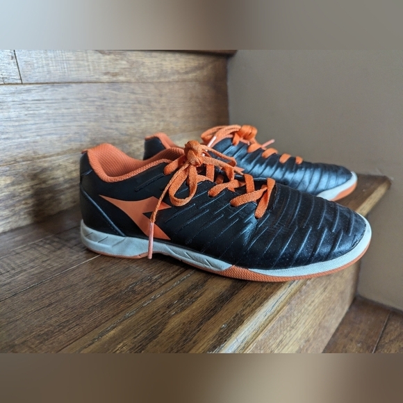 Diadora Shoes Youth indoor soccer turf sneakers - Size 4 - Picture 3 of 11